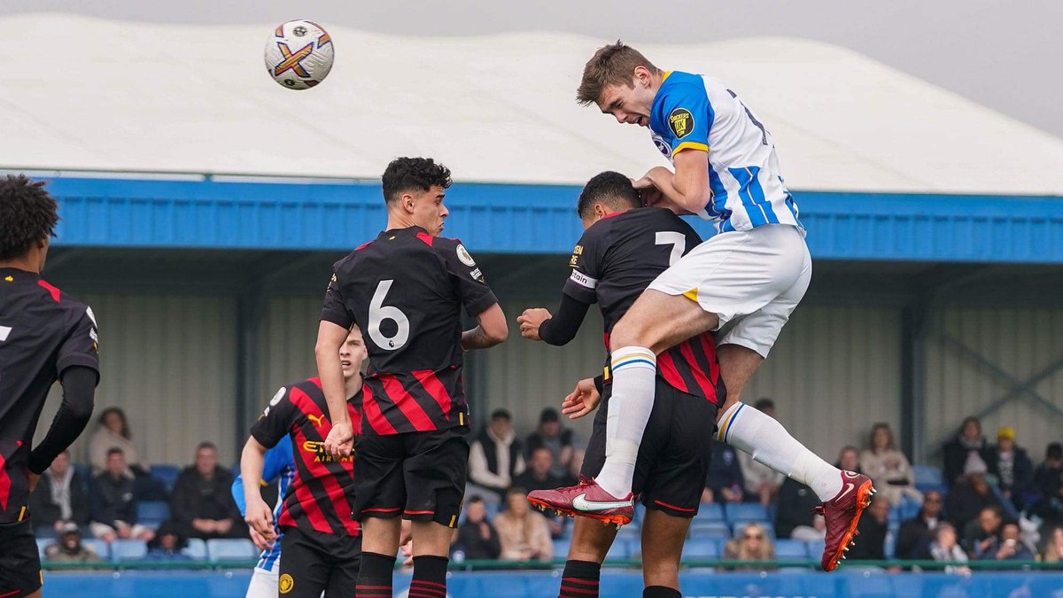 This photo captures young Ruairi McConville towering over Shea Charles
In a game for Brighton u21 Vs Man City U21

Ruairi mcConville helped his team over come a very tough Man City side in a hard fought 3-2 win

Shea Charles who has recently signed with Southampton for £15 mil https://t.co/2APlXwjhBS