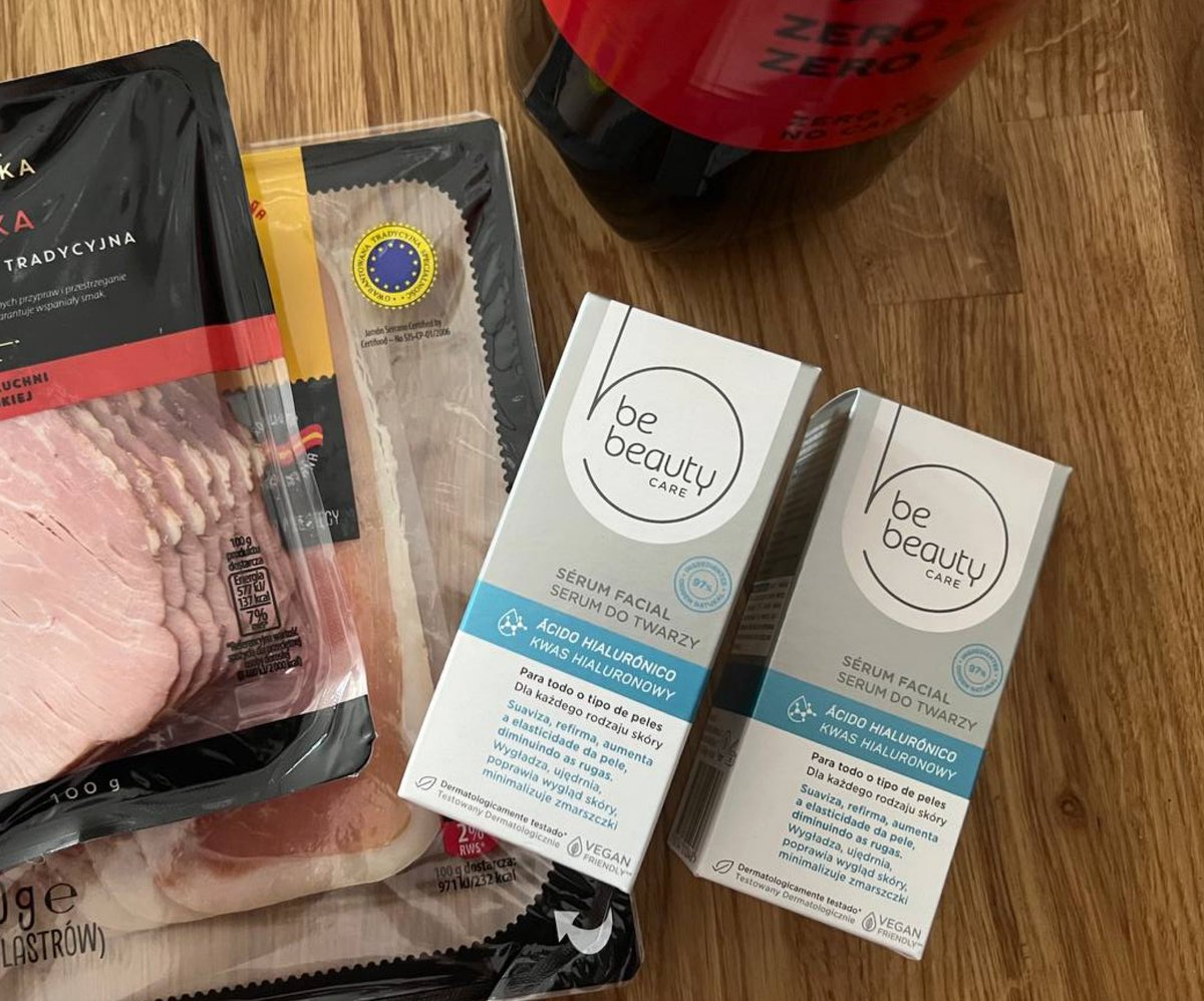 jakubkralka's tweet image. Żaliłem się tutaj ostatnio, że nienawidzę zamawiać Biedronki z Glovo, bo jeszcze chyba nigdy nie dostałem dokładnie tego co zamawiałem. Dziś ku mojemu zaskoczeniu Cola faktycznie jest Zero, ale zamiast czterech kajzerek dostałem dwa kwasy hialorunowe do twarzy...