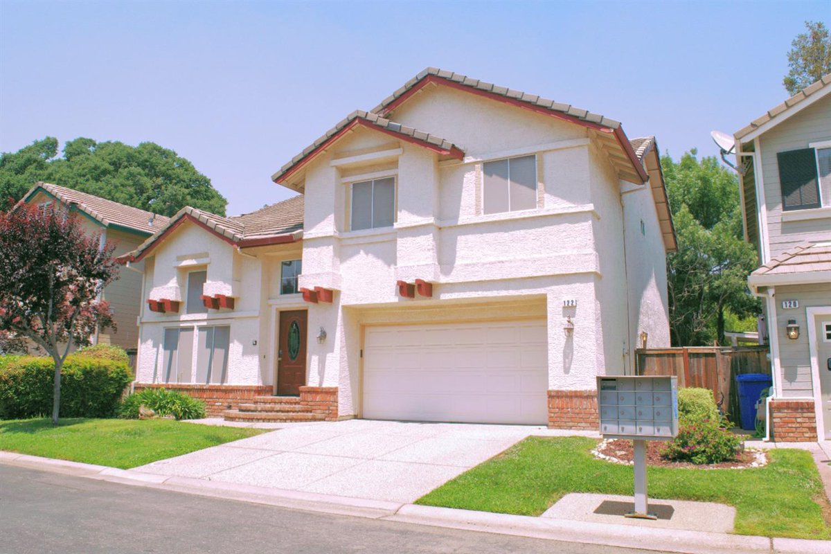 The long house hunt is finally over. Contact me now for a showing! #homesforsale  cpix.me/l/173978951