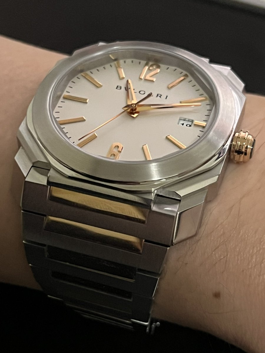 MJkopYY's tweet photo. My Octoの拡大リストショット。
やっぱり、この立体感は凄い。見栄を張らずに38mmにしたのも正解だったかな。色は迷ったけど、このアクの強いシェイプには、文字盤・インデックスもこの位主張強く無いとアンバランスな気がしたんですよね。末永くよろしく頼むぞ、Octoよ。

#腕時計
#Bvlgari
#Octo https://t.co/SX6nB6KSPO