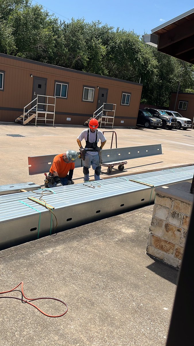 JonCart24's tweet photo. @CFBHeather @McClain_on_NFL @SEC @GregSankey “Hard working,” your definition and mine do not match. It’s 99 degrees outside and these guys need gloves so the sun-baked steel doesn’t blister their hands. Sports reporting is not hard work, I guarantee it. https://t.co/qX7V85jNKO