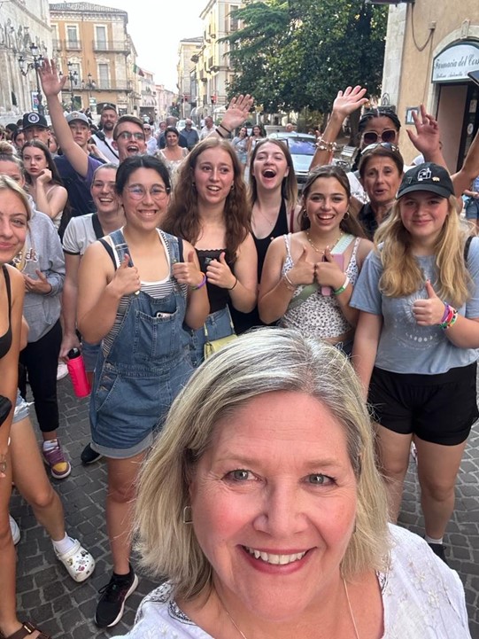 We then travelled to the city of Sulmona, where we caught up with 80 Canadian students on a study tour – 60 of them from Hamilton! Together we met with Sulmona City Council and they shared highlights of their trip. A lovely group -I hope to see you all at Hamilton City Hall soon!