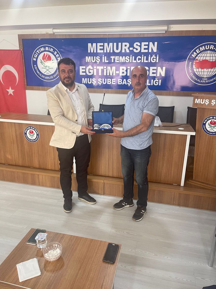 Memur_SenMus's tweet photo. Güven tazeleyerek Memur Sen İl Başkanlığına seçilen İl Başkanımız Mahir BARIŞAN 'a Büro Memur Sen Muş Şubesi Başkanı  Erol Avcı  ve yönetim kurulu hayırlı olsun ziyaretinde bulundu  nezaketleri için teşekkür ediyoruz.
@_aliyalcin_
@MemurSenKonf https://t.co/WyTZ6WirxA