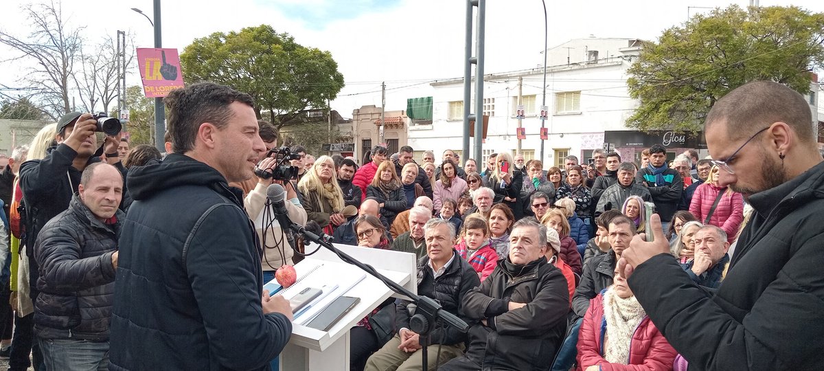 ArielaSzpanin's tweet photo. Nos encontramos en un nuevo taller con vecinos de San Vicente. Las soluciones a los problemas que padecemos los cordobeses se resuelven y gestionan de manera conjunta. En EQUIPO. El 23 de julio votá @rodrigodeloredo @SoherElSukaria @juntoscambioar #Casillero9 #GanaRodrigo https://t.co/juYOOOUwLZ