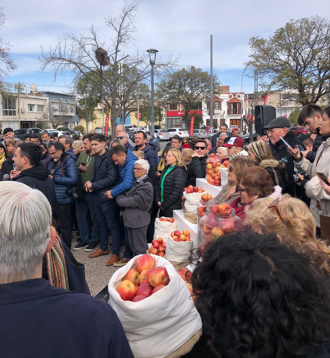 ArielaSzpanin's tweet photo. Nos encontramos en un nuevo taller con vecinos de San Vicente. Las soluciones a los problemas que padecemos los cordobeses se resuelven y gestionan de manera conjunta. En EQUIPO. El 23 de julio votá @rodrigodeloredo @SoherElSukaria @juntoscambioar #Casillero9 #GanaRodrigo https://t.co/juYOOOUwLZ