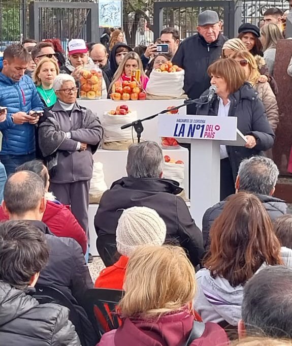 ArielaSzpanin's tweet photo. Nos encontramos en un nuevo taller con vecinos de San Vicente. Las soluciones a los problemas que padecemos los cordobeses se resuelven y gestionan de manera conjunta. En EQUIPO. El 23 de julio votá @rodrigodeloredo @SoherElSukaria @juntoscambioar #Casillero9 #GanaRodrigo https://t.co/juYOOOUwLZ