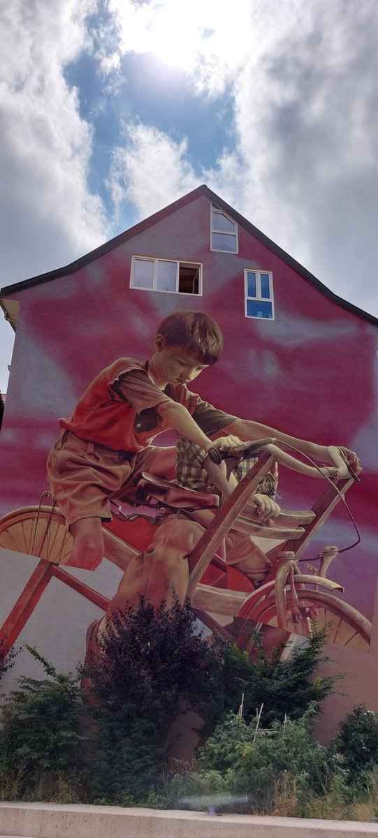 nicoukocher's tweet photo. Sur ses façades, au détour des rues, des #graffitis, une expo exo #Musée #arturbain inspirée par le temps, au #Locle, petite ville inscrite au patrimoine mondial de l'#Unesco,haut lieu de l'#horlogerie et #microtechnique
https://t.co/ha8Nsuk1K6
#Neuchâtel #Suisse
#photos perso https://t.co/Uh2K1h6TD9