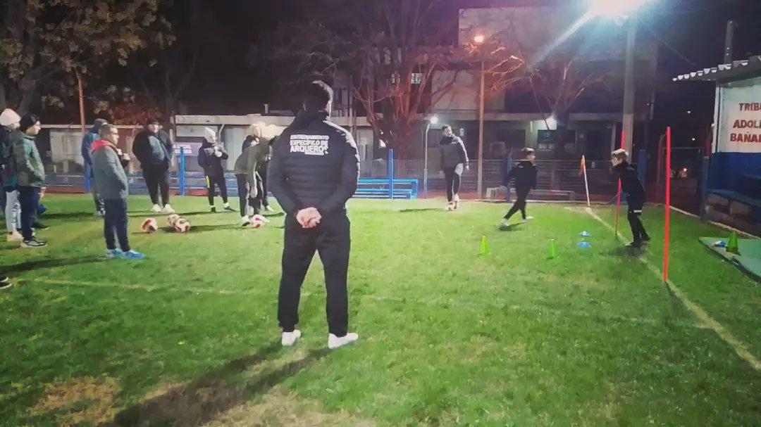 Fede1Cuervas's tweet photo. Agradable noche de práctico, en la  licencia C del curso de  entrenadores de Fútbol, en la materia Arqueros, esta vez como docente! 
Muchas gracias @fernandoarevalo._dt por la oportunidad de seguir sumando experiencias. https://t.co/rds3GTRsV2