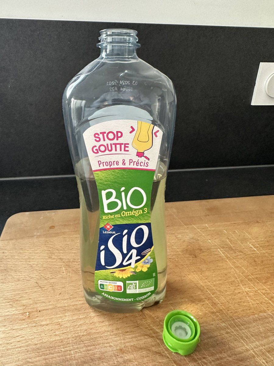 Stepgimb's tweet image. #lesieur #isio4 bouteilles d’huile isio4 « stop goutte » non rechargeables: c’est quoi le projet ? Qu’on rachète une autre bouteille en plastique hyper dense ? (J’aurais dû m’en douter avant d’acheter…)