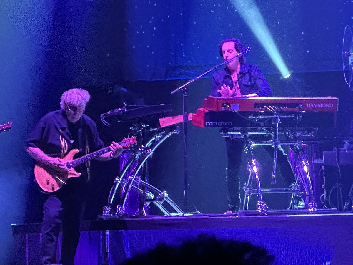 Here are a couple more shots from the @KansasBand show last weekend. I was a little ways back and using my phone, so I only took a few shots to avoid being “that guy.” Plus, I was really busy enjoying the music and taking notes for my Prog review. #cirdecsongs