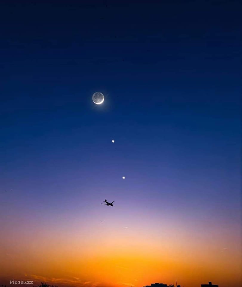 MAstronomers's tweet photo. Perfect alignment of the Moon, Venus &amp; Jupiter. Photographed by Picabuzz https://t.co/nEo8mt5Ra3