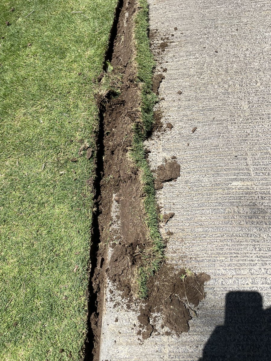 vega_WT's tweet photo. Please change edgers. The hole is narrow enough. https://t.co/IbNy20NgFv