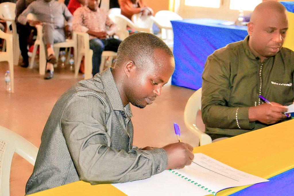 kirehe_nyc's tweet photo. Muri iyi Ntekorusange hasinywe  imihigo ,aho Umuhuzabikorwa mu Karere yasinyaye n'Umuyobozi w'Akarere n'Aho Abahuzabikorwa mu mirenge bayisinyana n'Abanyamabanga Nshingwabikorwa.
Inzego zose ziyemeje Gukorera hamwe mu kwesa iyi mihigo.
@jnabdallah @rangira  @MiniYouthRwanda https://t.co/bEQ3CnCVqy