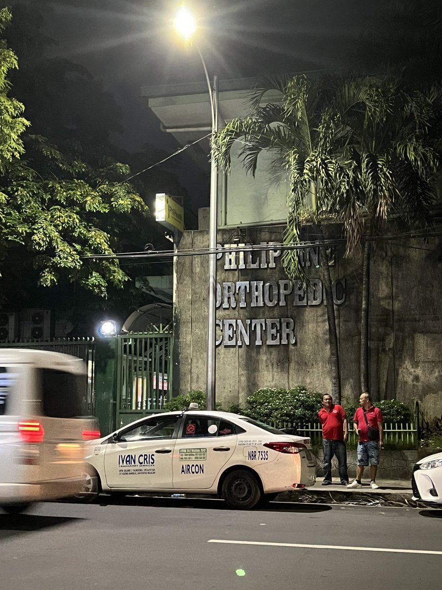 PauMRQN's tweet photo. 6 hours and counting! Really, this is where our taxes go? Grabe https://t.co/8pdL2w3hFW