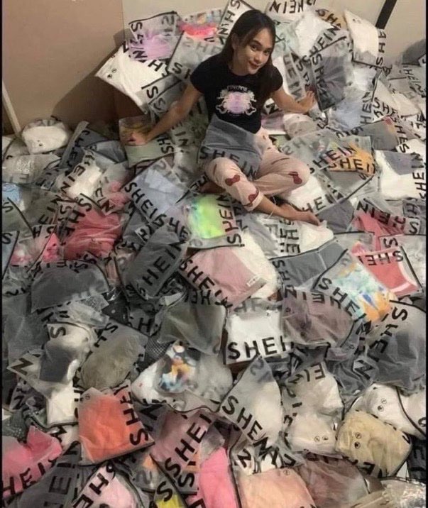 "dinheiro não traz felicidade"

eu com as minhas comprinhas da Shein: