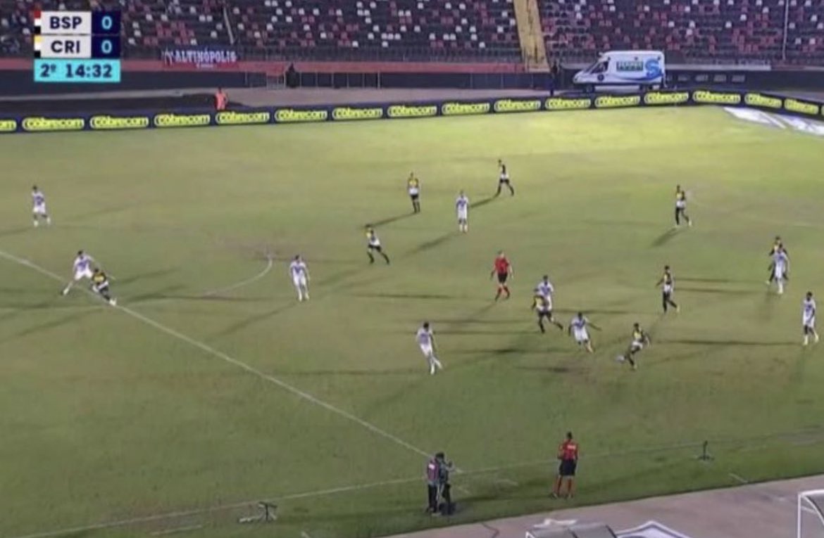 Fabinho99's tweet photo. Isso são coisas que vão atrapalhando o futebol, a arbitragem cria as regras e não segue. Lance poderia ter mudado o jogo. Errei ao ser expulso e reconheço, peço desculpa aos jogadores e comissão, mas cada lance que eles
erram que vão acumulando na mente e
acabei perdendo a linha! https://t.co/88skfSJnge