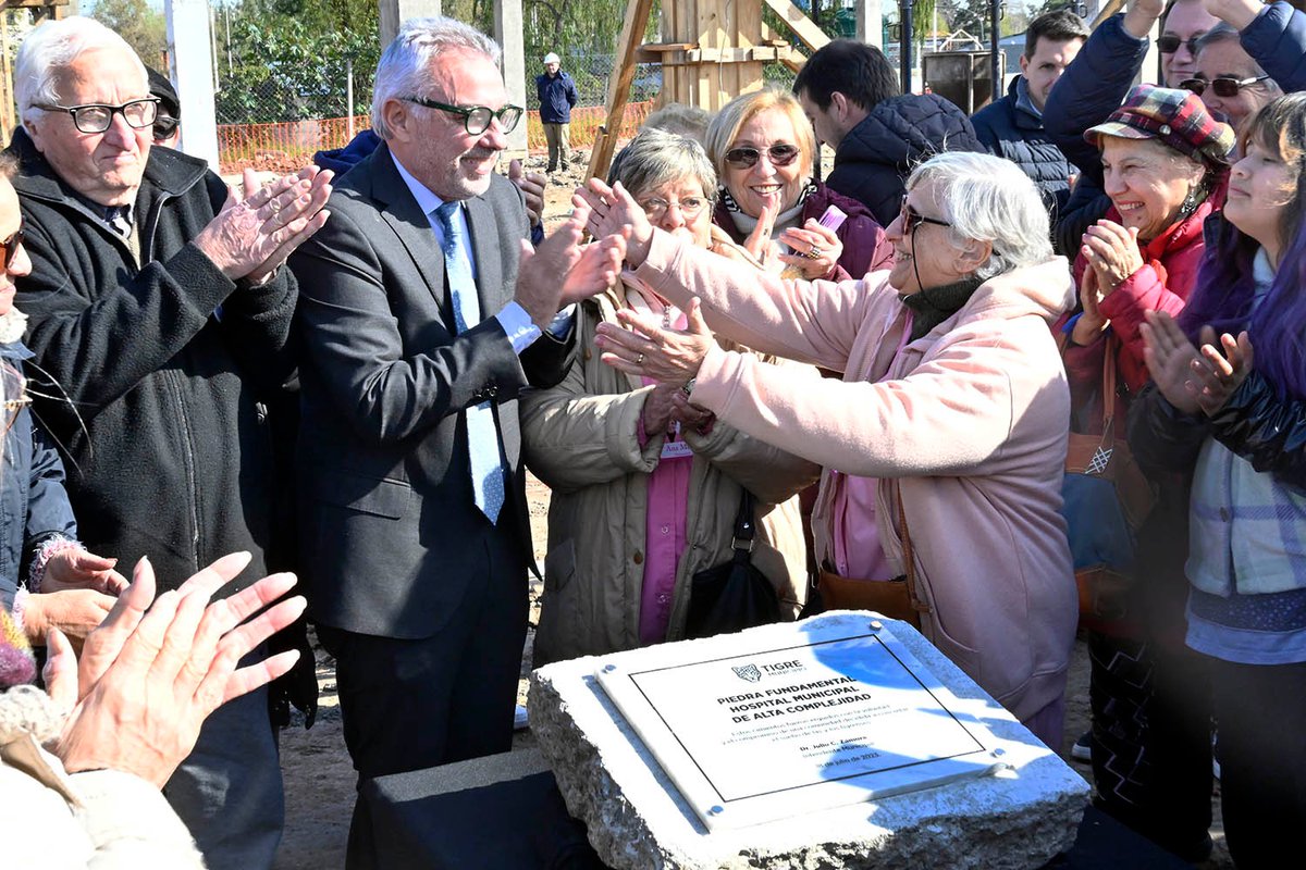 ZamoraJulio's tweet photo. ¡Avanza el Hospital Municipal de Alta Complejidad de Tigre! Hoy instalamos la piedra fundamental de una obra muy esperada y necesaria, que busca cubrir la necesidad de los y las tigrenses de tener una atención de salud de calidad en todos los niveles.
#TigreEsMiVida 🏥 https://t.co/jwIyNg4HAe