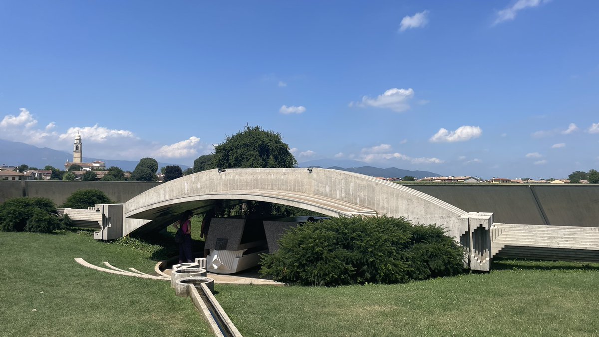 soohyoun's tweet photo. Tomba Brion (Carlo Scarpa, 1978)

10년 만에 다시 찾은 스까르빠의 성지. 
여전하고 더 관리가 잘 되고 있는 느낌. 

Dune2 촬영이 작년에 있었다고 하니, 앞으로 이렇게 조용하게 찾을 기회는 점점 더 없을 듯 하다. https://t.co/MzU7HqL2A7