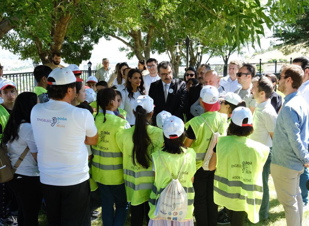 ProfHasanMandal's tweet photo. ✨@Tubitak 4008 Programı kapsamında, Kayseri Kocasinan İlçe Milli Eğitim Müdürlüğü’nün düzenlediği “Engelsiz Doğa Engelsiz Bilim” projesinde işitme kaybı tanılı ortaokul öğrencileriyle bir araya gelerek bilimsel merak dolu sorularını cevapladık ve tekrar görüşmek için sözleştik. https://t.co/qqC8JGT9r2