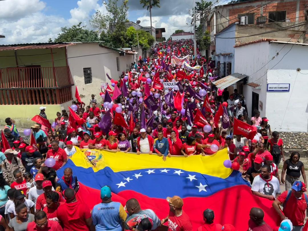 NicolasMaduro's tweet photo. El hermoso pueblo de Capaya, en el estado Miranda, salió a las calles para demostrar que Venezuela sigue de pie y avanzando con felicidad y dignidad. ¡Gracias querido pueblo de Capaya, mi profundo cariño para ustedes! https://t.co/nszD6jkD6a