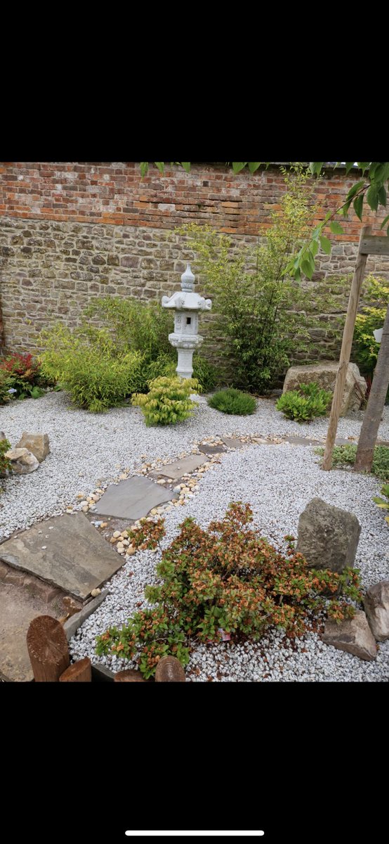 OAPL_ABUHB's tweet photo. One of the RHST took these lovely pictures of the walled garden at GUH today, wish we had a garden like this in all sites for patients to enjoy 🌼💙 @Rachael140671 https://t.co/sqBurbTwDu