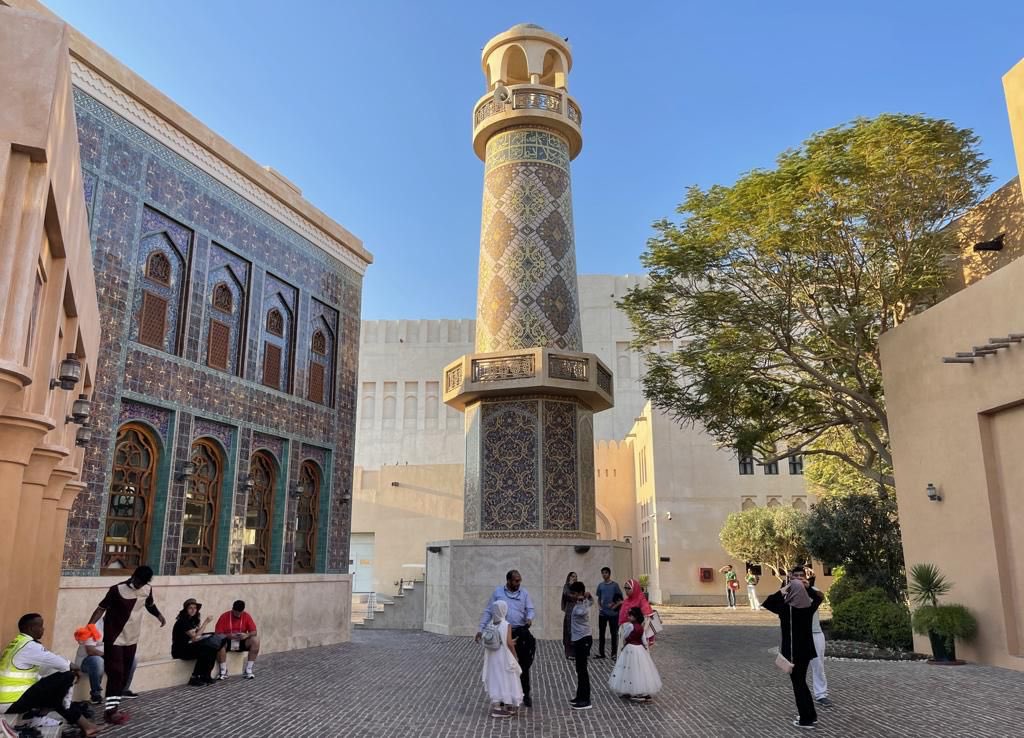EmineErdogan's tweet photo. Doha’da, Katara Kültür Köyü’nü ziyaret ederek, modern ile gelenekseli harmanlayan merkez hakkında bilgi aldım. 

Merkezin kalbinde yer alan, Türk iç mimar Zeynep Fadıllıoğlu’nun tasarladığı Katara Camisi, bir diğer adıyla Mavi Mescit görülmeye değer eserlerden. 

Farklı kültürleri kucaklayan bu turizm merkezinde, Osmanlı Dönemi mimarisinden izler taşıyan, Türk kültürünü yansıtan ve tanıtan göz alıcı yapıyı görmek mutluluk verici.