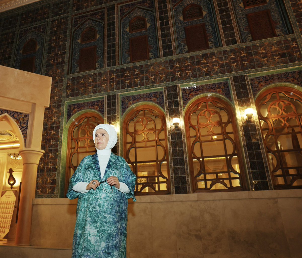 EmineErdogan's tweet photo. Doha’da, Katara Kültür Köyü’nü ziyaret ederek, modern ile gelenekseli harmanlayan merkez hakkında bilgi aldım. 

Merkezin kalbinde yer alan, Türk iç mimar Zeynep Fadıllıoğlu’nun tasarladığı Katara Camisi, bir diğer adıyla Mavi Mescit görülmeye değer eserlerden. 

Farklı kültürleri kucaklayan bu turizm merkezinde, Osmanlı Dönemi mimarisinden izler taşıyan, Türk kültürünü yansıtan ve tanıtan göz alıcı yapıyı görmek mutluluk verici.