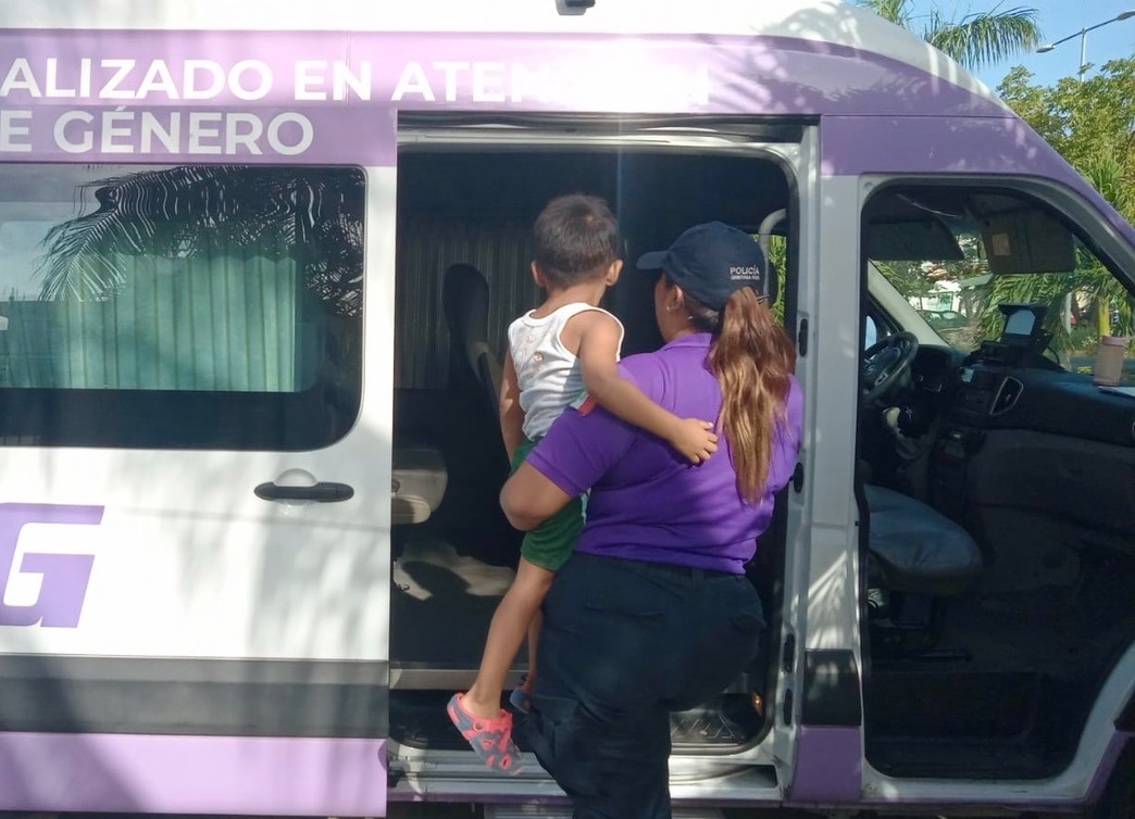 PoliciadeCancun's tweet photo. Un menor que deambulaba en la SM 259 fue rescatado y resguardado por personal del #Geavig. La intervención del grupo policial se dio gracias a un reporte ciudadano. Las autoridades correspondientes buscan a los tutores del menor. #ServirYProteger https://t.co/u9ACiChPBO