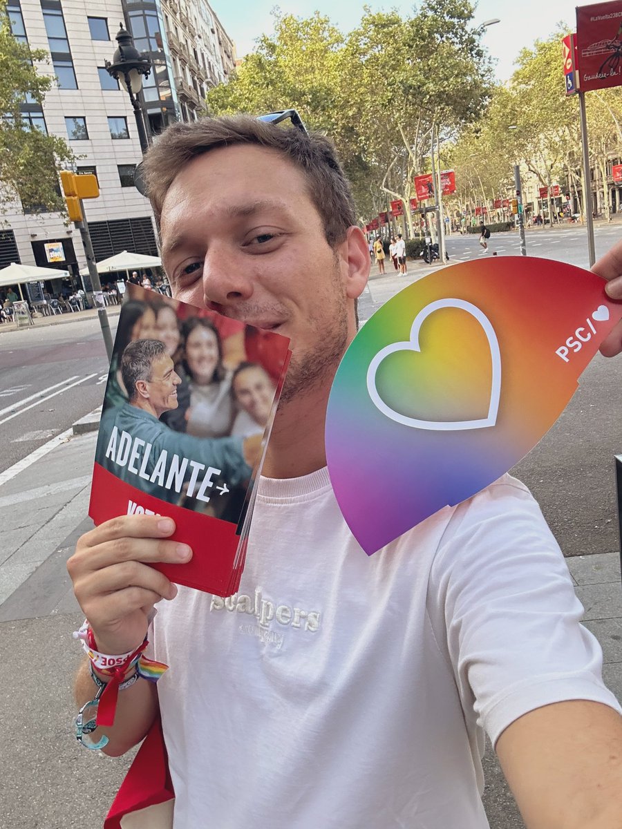 victorguinot's tweet photo. Hoy hemos repartido en la zona de Barcelona conocido como #gayxample. No sabéis la alegría que da ver tanta gente del colectivo LGTB comprometida con la izquierda, y especialmente por el @PSOE. Si salís a votar, ganaremos ❤️. https://t.co/0fkEX8KmV0