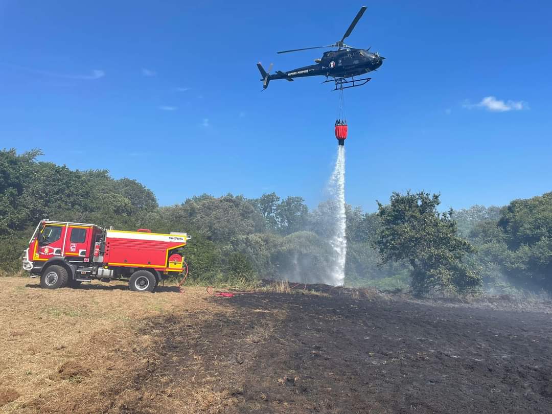MaeldeCalan's tweet photo. 🚁 En ce triste anniversaire des feux des Monts d’Arrée, le nouvel hélicoptère bombardier d’eau du SDIS financé par le @finistere_29 a arrêté un feu de 4ha à #Mahalon. A nouveau merci aux pompiers ! 
🔥 Un an après le drame, les promesses prises ont été tenues. https://t.co/yQ1UK7Mwk9