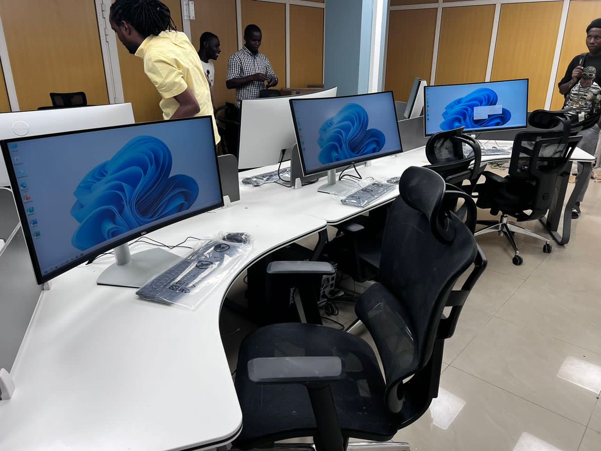 chrisnibas's tweet photo. With support from @TradeMarkAfrica, #Burundi 🇧🇮 will soon be onboarded to the Regional Electronic Cargo Tracking System #RECTS- as recommended by the @jumuiya . A great regional intervention aimed at promoting efficiency, transparency & harmony along transport corridors of EAC 👏 https://t.co/EHnUYvGloq