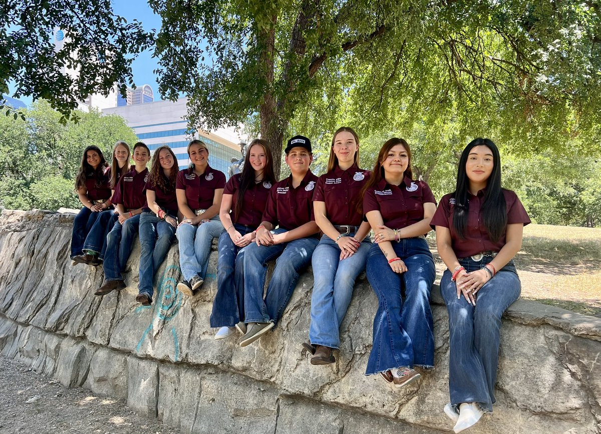 Conroe__FFA's tweet image. Your 2023-2025 Conroe FFA Officer Team!💛💙