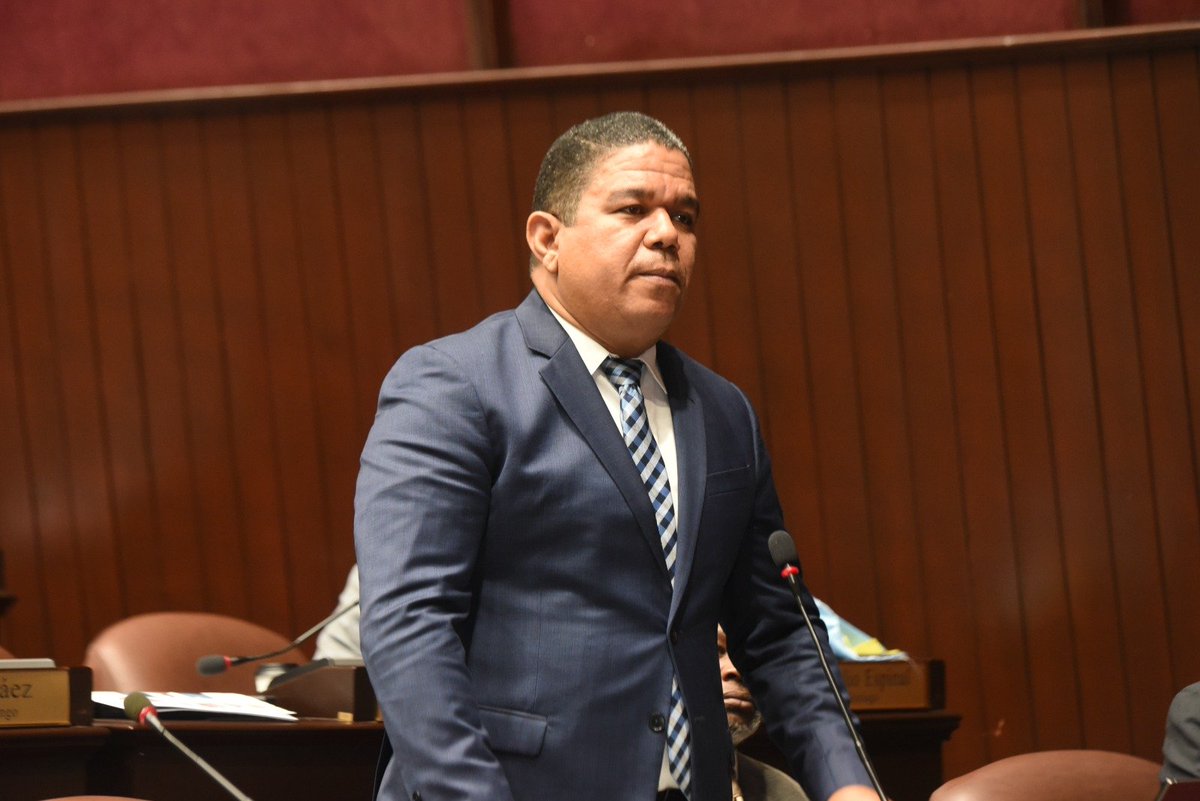 El diputado Moisés Ayala (@MoisesayalaDr) solicita un minuto de silencio en memoria de los fallecidos en el trágico accidente de Baní, el pasado domingo. Afirma que eran personas destacadas y queridas en Barahona. En efecto, aprobado. #DiputadosRD