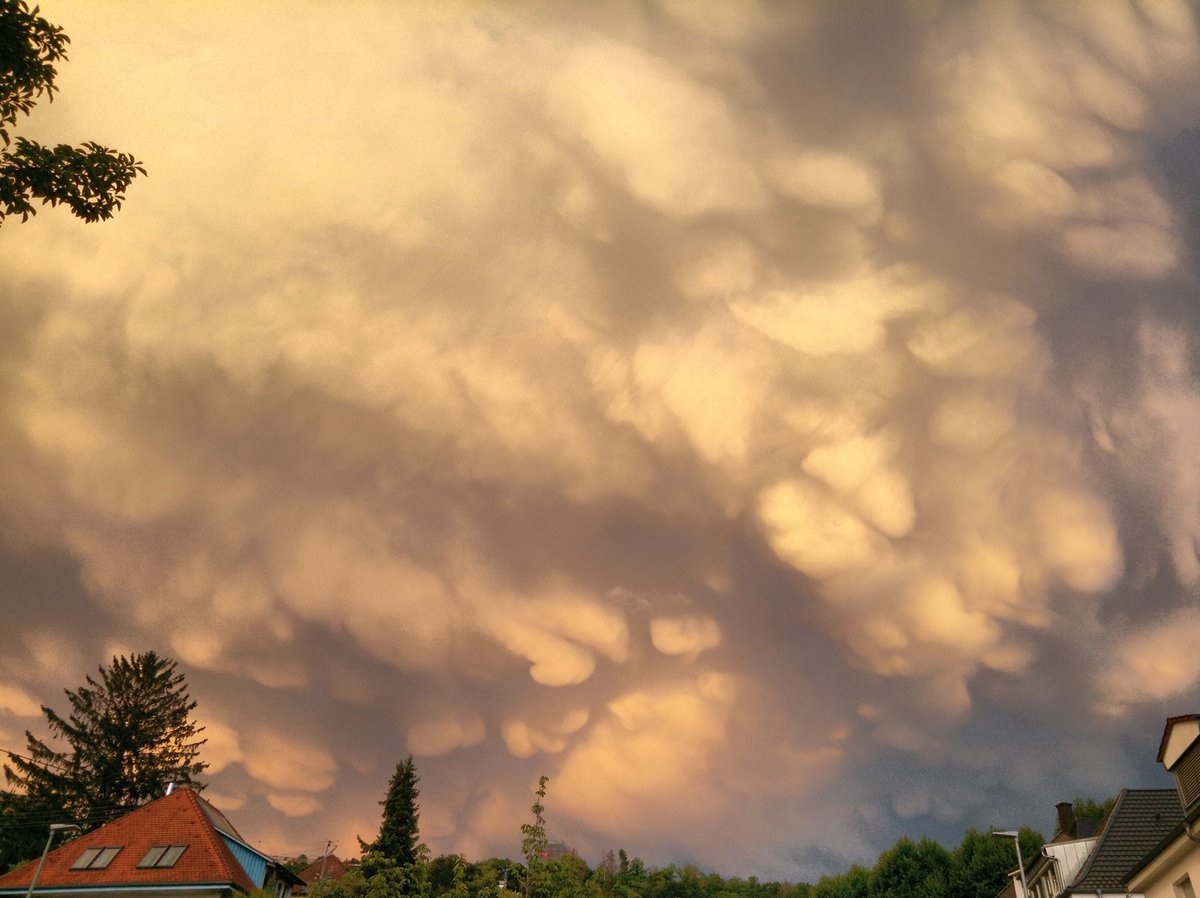 Tolle Mammatus-Wolken eben hier in Karlsruhe