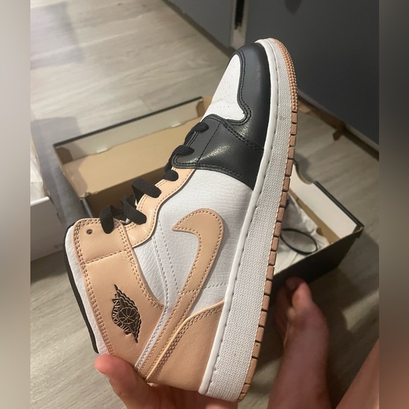 So good I had to share! Check out all the items I'm loving on <a href="/Poshmarkapp/">Poshmark</a> #poshmark #fashion #style #shopmycloset #elydiamond #mirabella #jordan: posh.mk/HL6lOPiFxBb