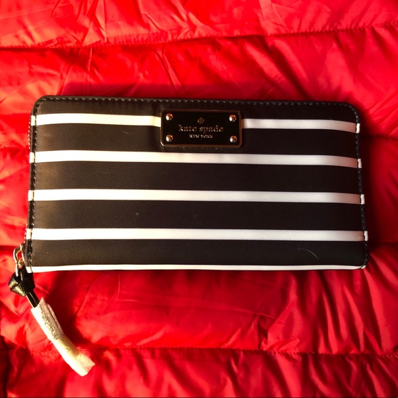 positiveposher's tweet photo. So good I had to share! Check out all the items I'm loving on @Poshmarkapp #poshmark #fashion #style #shopmycloset #grlfrnd #katespade: https://t.co/egfugEyL17 https://t.co/elXY1bjTuQ