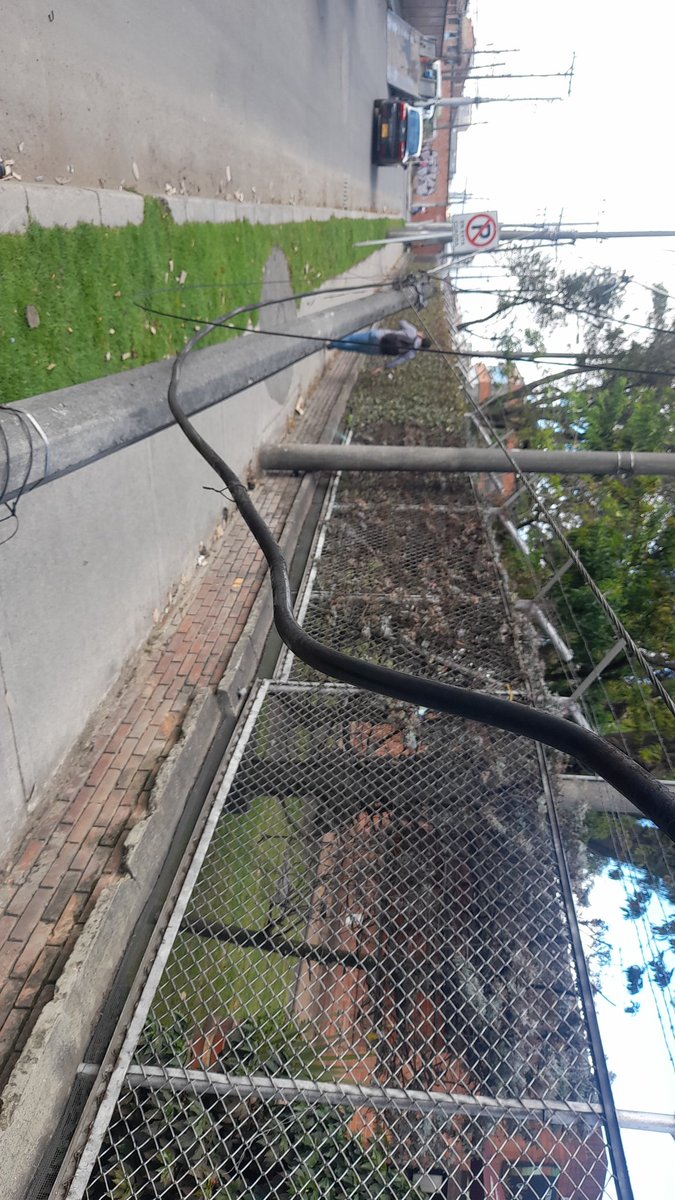agomezzzz's tweet photo. @EPMestamosahi este cable se cayo y esta generando caos https://t.co/th7AiSsqVW