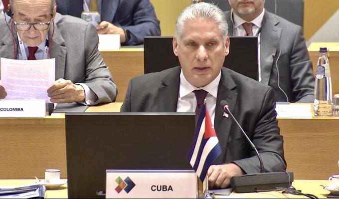 .<a href="/DiazCanelB/">Miguel Díaz-Canel Bermúdez</a> en #CumbreCelacUE: "América Latina y el Caribe ya no es el traspatio de los #EEUU. Tampoco somos antiguas colonias que requieren consejo, ni aceptaremos se nos trate como simples suministradores de materia prima".