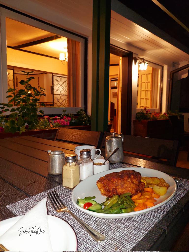 Sarutheone's tweet photo. Good food in Bvumba, this is the place, order a chicken Cordon Bleu, thank me later, here I couldn't wait to dig into the ham and cheese stuffing π #FlavoursoftheRegions
#ThisisZimbabweBaby πΏπΌ https://t.co/HB3vSjXy7H