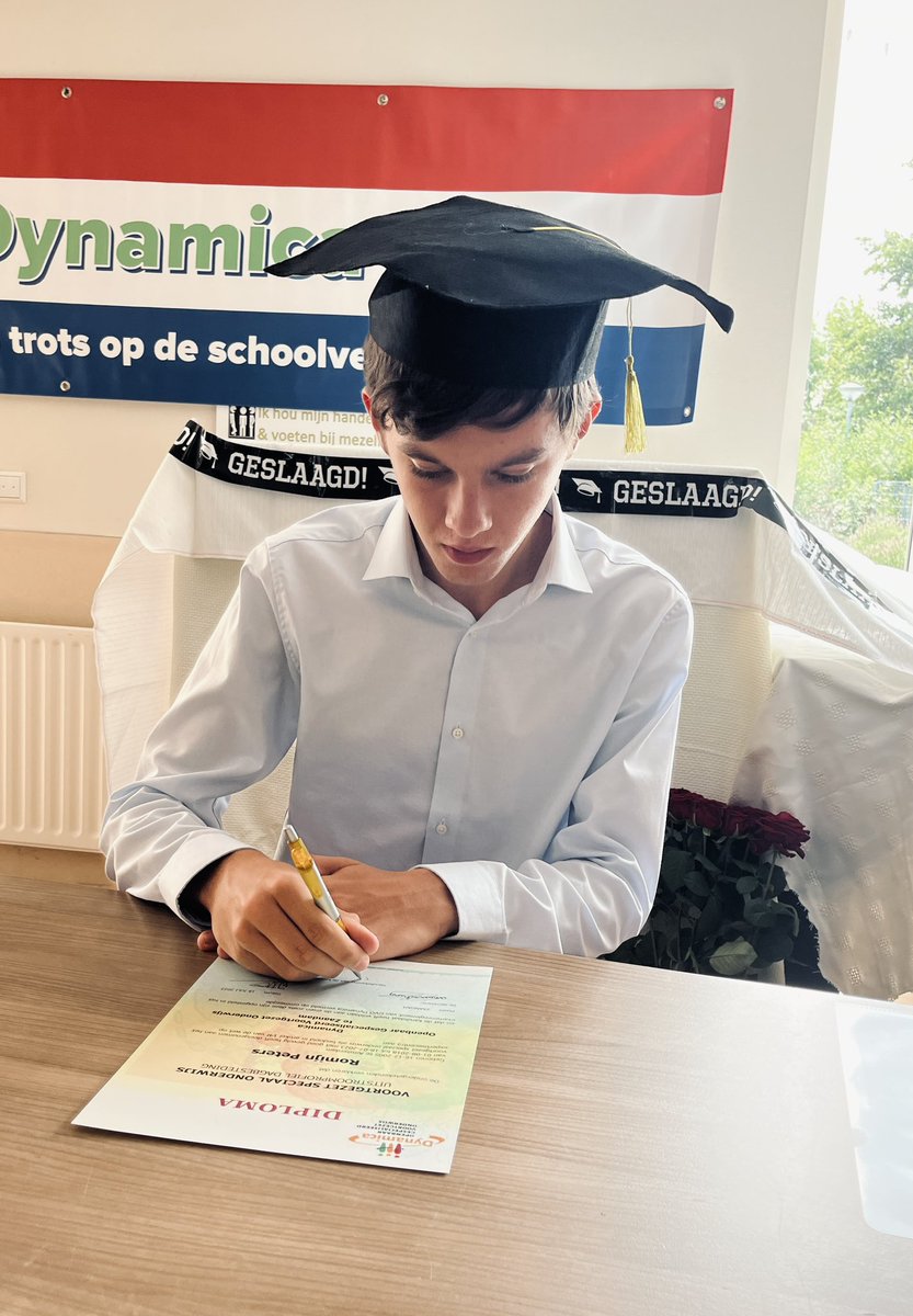 _FloorFilm_'s tweet image. En ja we zijn net zo trots als we waren op onze dochter!!! #VSO #diploma