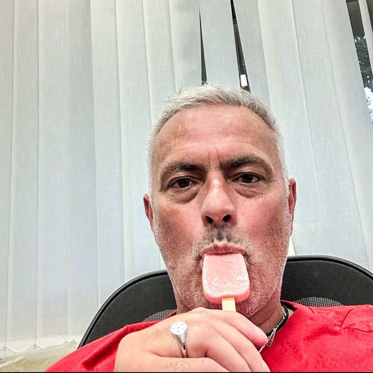 cptjudge's tweet photo. “Ma come, dovevamo svortà e tu te prendi er gelato?”

Mou ��❤️

#ASRoma #mourinho #Calciomercato https://t.co/qwgAObRQOh