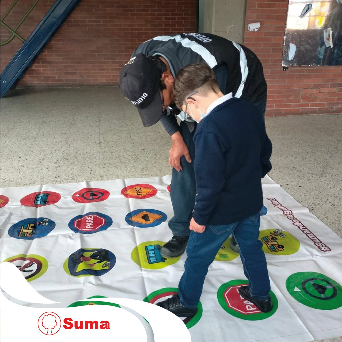 SUMAndo_SITP's tweet photo. Hoy realizamos una actividad pedagógica con los niñ@s del colegio Sabio Caldas, jugamos y aprendimos promoviendo la seguridad vial en compañía de @SectorMovilidad

#SumandoComunidad #CiudadBolívar https://t.co/Jfl5Iv6Kae