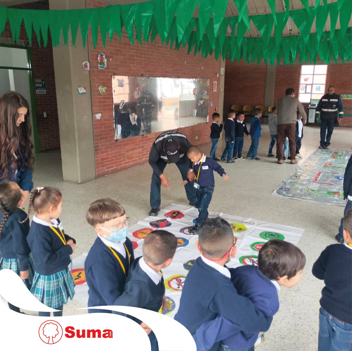 SUMAndo_SITP's tweet photo. Hoy realizamos una actividad pedagógica con los niñ@s del colegio Sabio Caldas, jugamos y aprendimos promoviendo la seguridad vial en compañía de @SectorMovilidad

#SumandoComunidad #CiudadBolívar https://t.co/Jfl5Iv6Kae