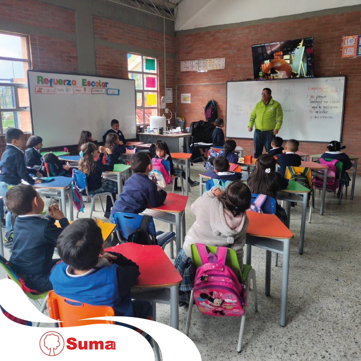 SUMAndo_SITP's tweet photo. Hoy realizamos una actividad pedagógica con los niñ@s del colegio Sabio Caldas, jugamos y aprendimos promoviendo la seguridad vial en compañía de @SectorMovilidad

#SumandoComunidad #CiudadBolívar https://t.co/Jfl5Iv6Kae