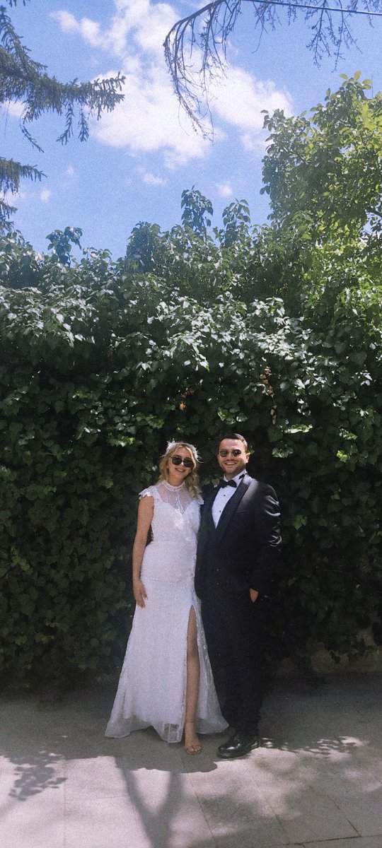 Tam 1 yıl önce birleştirdik hayatımızı. 1 yıldır daha mutlu, daha huzurlu aktı gitti her şey. İlk yıl dönümümüz kutlu olsun sevgilim ömrüme ömür kattın seni çok seviyorum   ❤️🌸