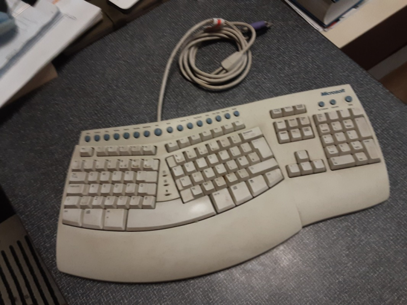 OFFER: Ergonomic Keyboard for computer. (Church Preen SY6) ilovefreegle.org/message/100939…
