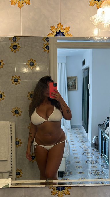 1 pic. U like tan lines ? https://t.co/iE64zad1jy