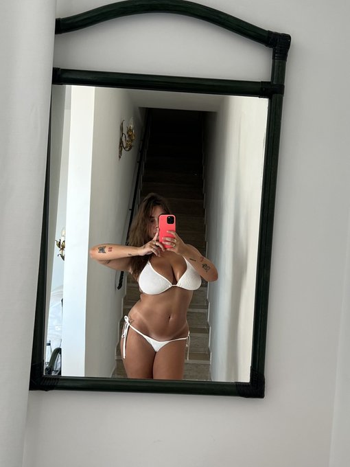 2 pic. U like tan lines ? https://t.co/iE64zad1jy