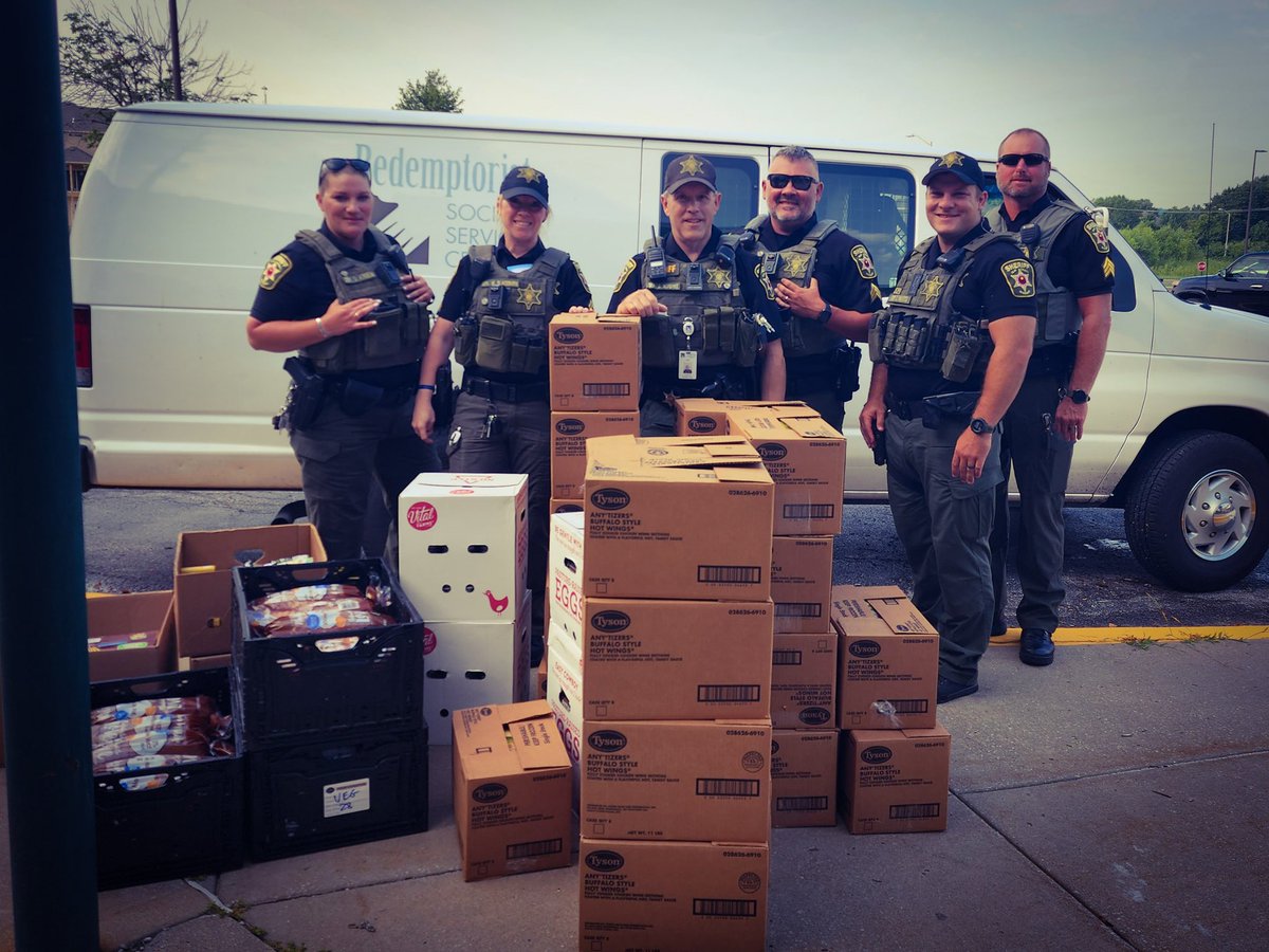 SheriffClayCo's tweet photo. School Resource Deputies delivered boxes of food yesterday from Redemptorist Center to @NKCSchools families who could use a little help over the summer. They delivered food to 30 families for 140 total people. https://t.co/2SpB8Y8mV0