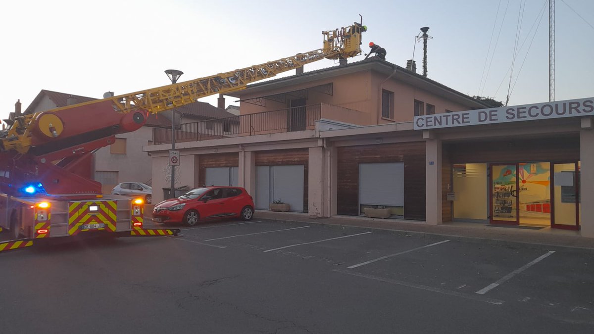 sdis01's tweet photo. Au total, 100 #sapeurs-pompiers de l'#Ain sont intervenu avec l'appui d'une vingtaine de #SLIS services locaux d'incendie & de secours du secteur pour traiter les 260 opérations de #secours sur #PontdeVaux & #MontrevelenBresse. La dernière réalisée hier soir sur le #CIS de #PontdeVaux. Bravo & merci à l'ensemble des équipes #complémentarité #entraide #solidarite @Departement_AIN @Prefet01
